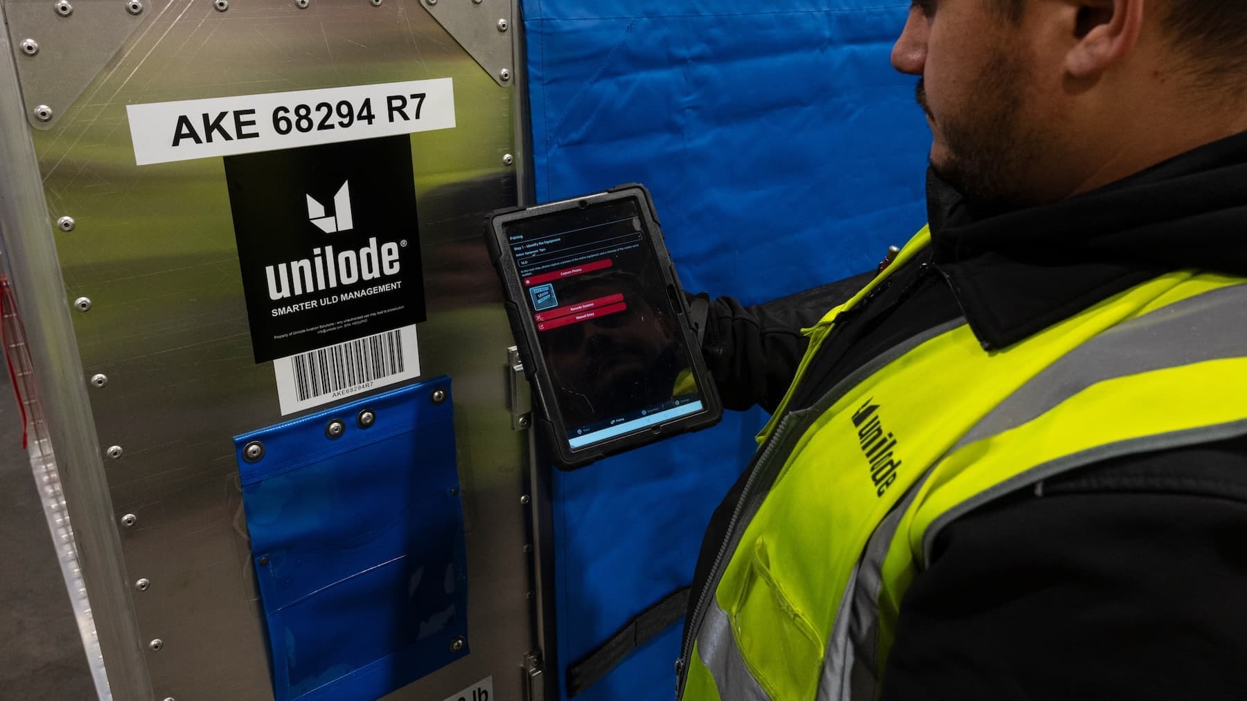 Ground crew scanning a digitally tagged ULD