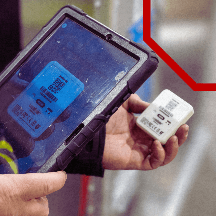 Handheld reader scanning a Unilode Bluetooth tag